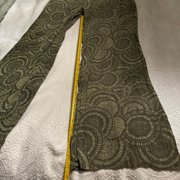 Fun lightweight patterned pants, wider leg. Size M - Picture 10 of 10